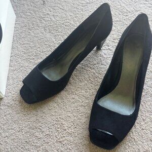 Gorgeous Nine West Peep Toe Kitten Heels (Sz 8)